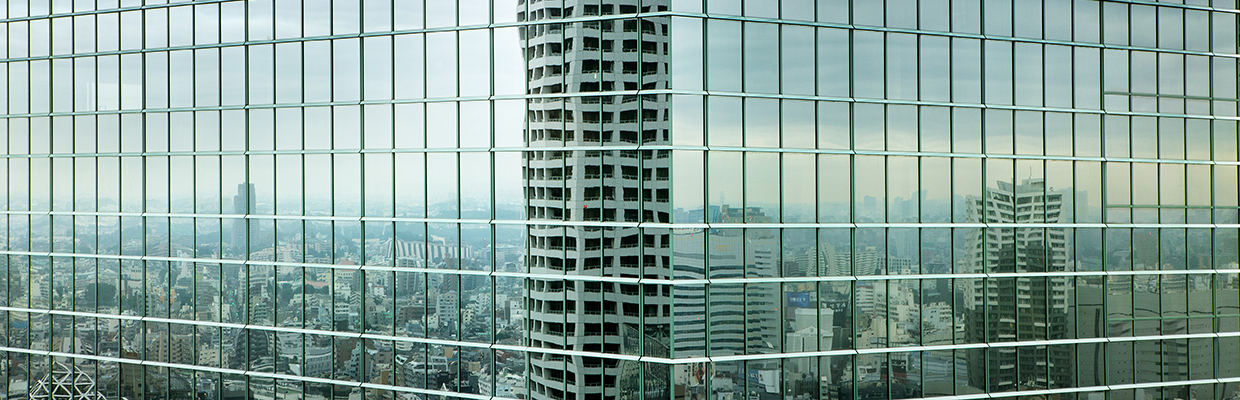 Reflets d'un immeuble moderne dans la façade vitrée d'un autre immeuble