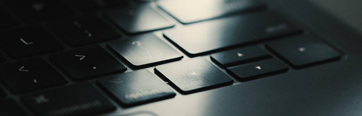 Light reflections on a black keyboard